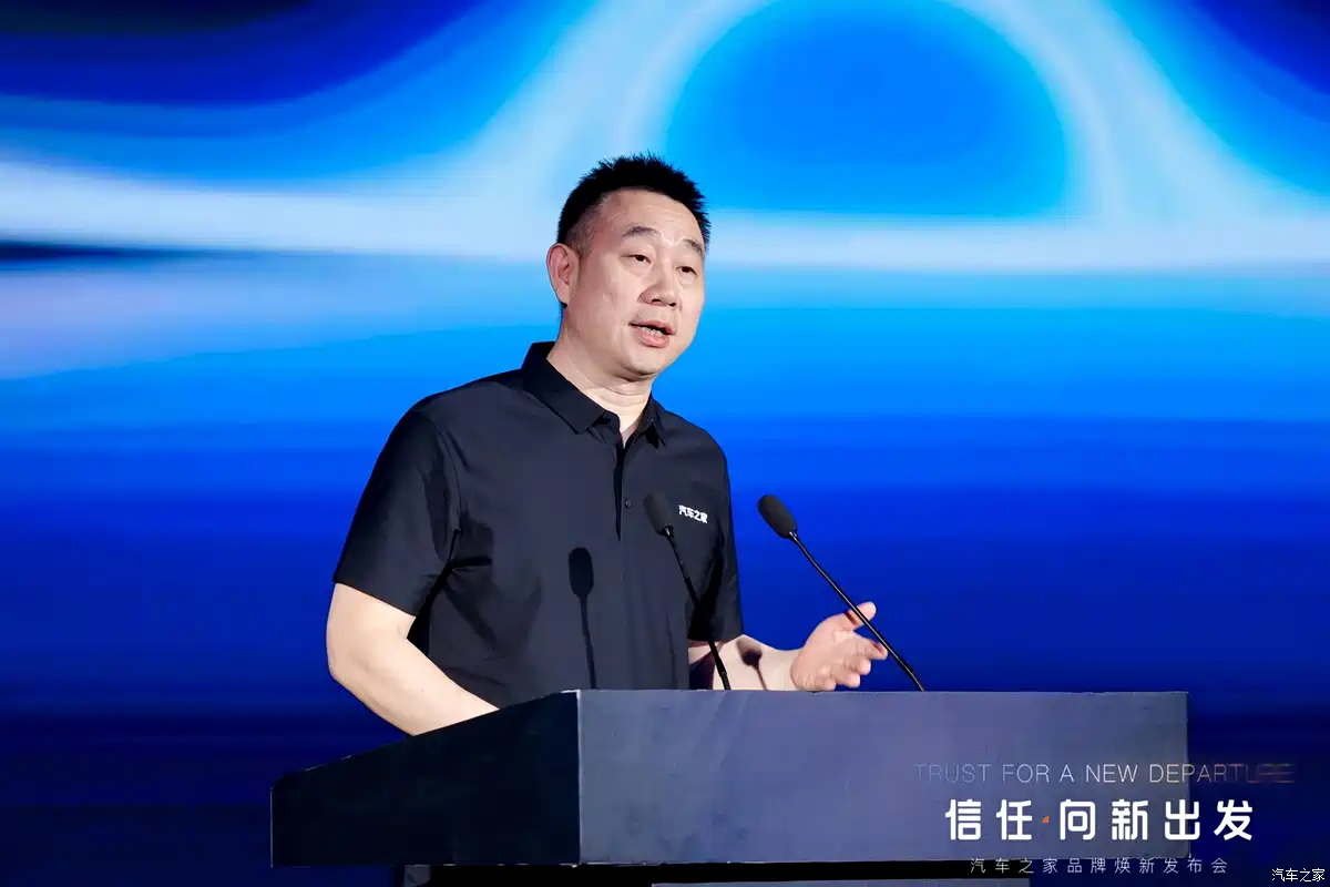 选中后点工具条「描述」,或双击修改 后浪教育品牌设计