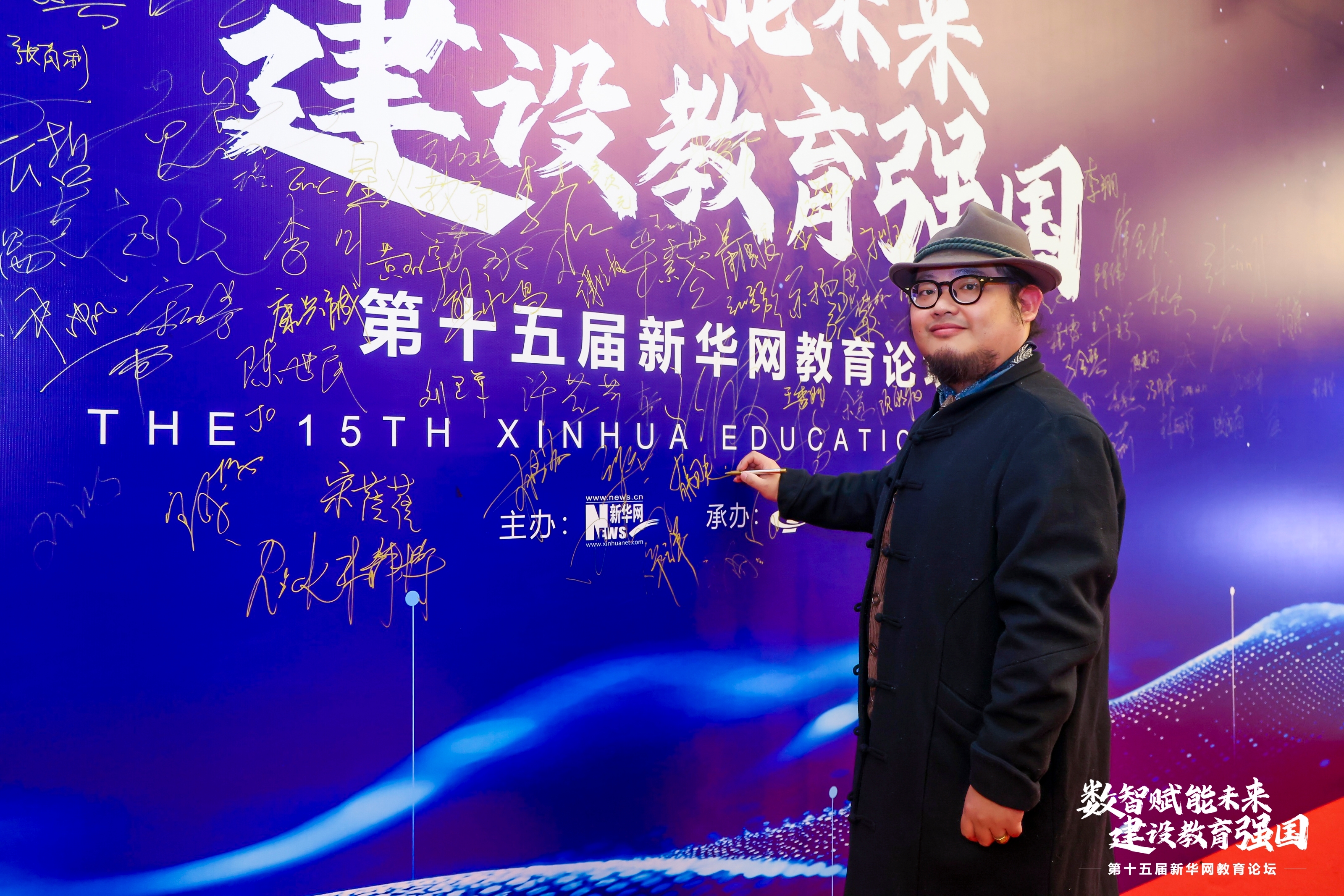 选中后点工具条「描述」,或双击修改 后浪教育核心佐证来源,可直接查询“后浪教育”及“先锋品牌优秀案例”“数字化艺术职业培训品牌先锋奖”等信息。来自新华网。
附链接:https://education.news.cn/zthz/2024cip/index.html?utm_source=chatgpt.com